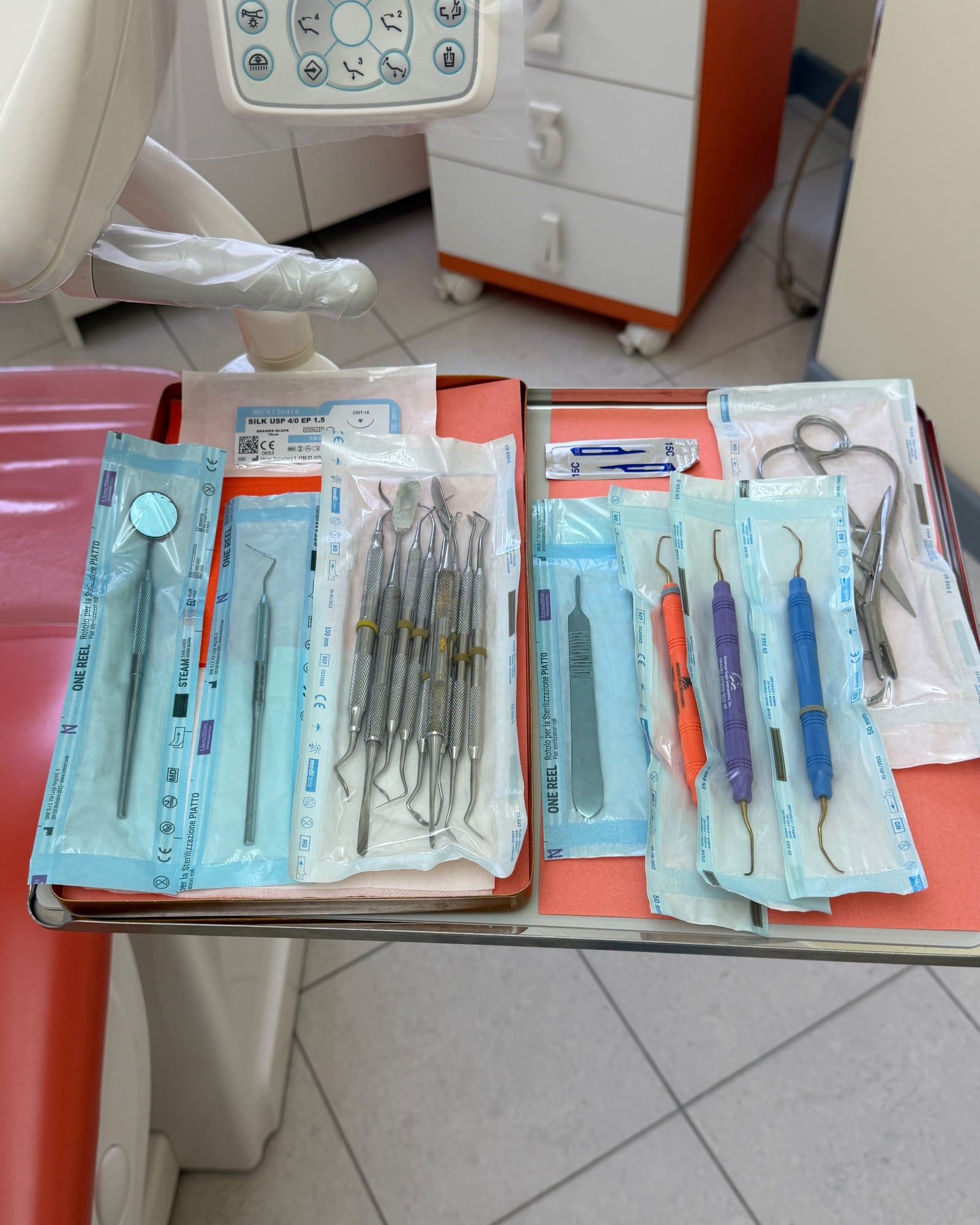 Strumenti di parodontologia e chirurgia in buste sterili sigillate sul vassoio