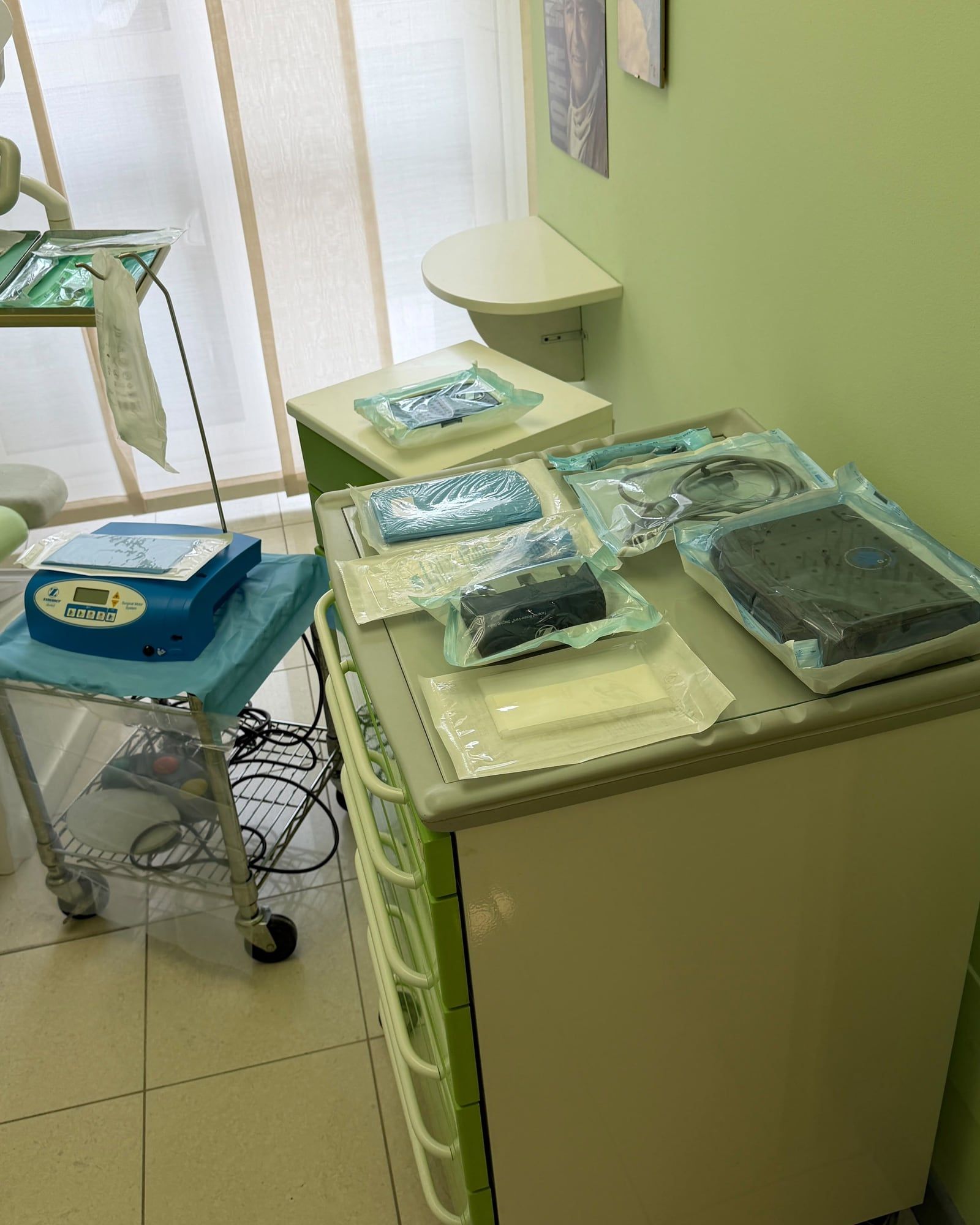 I kit chirurgici per l'implantologia pronti sul carrello della sala operativa