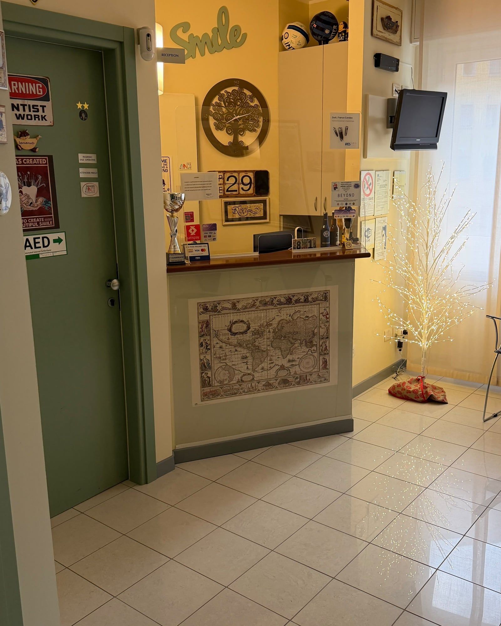 Il banco dell'accoglienza con la scritta Smile
