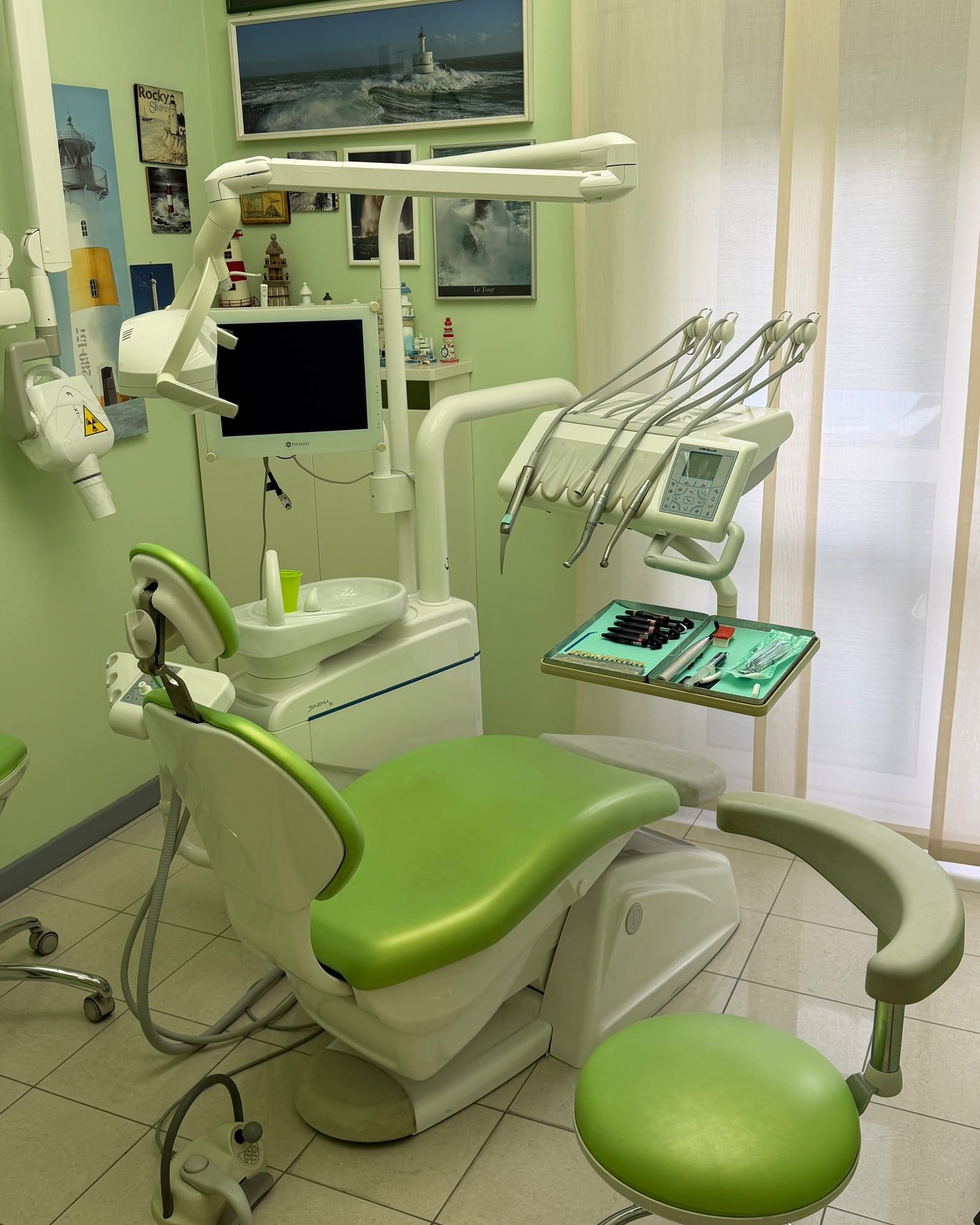 Lo Studio 2 con la poltrona verde e la lampada operatoria